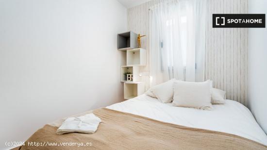 ¡Habitaciones en alquiler en un apartamento de 5 habitaciones en Barcelona! - BARCELONA