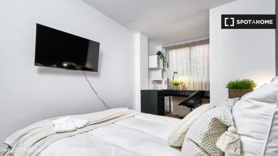 ¡Habitaciones en alquiler en un apartamento de 5 habitaciones en Barcelona! - BARCELONA