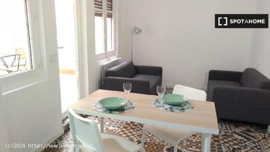 Se alquila habitación en apartamento de 4 dormitorios en Salamanca - SALAMANCA