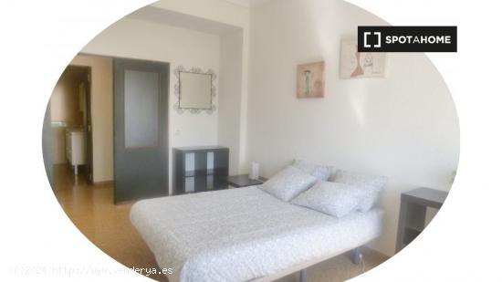 Alquiler de habitaciones en piso de 6 dormitorios en La Almozara - ZARAGOZA