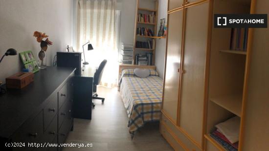 Se alquila habitación en piso de 4 dormitorios en Cartagena, Murcia - MURCIA