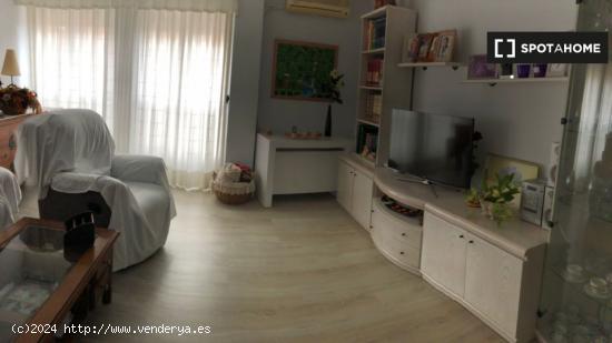 Se alquila habitación en piso de 4 dormitorios en Cartagena, Murcia - MURCIA