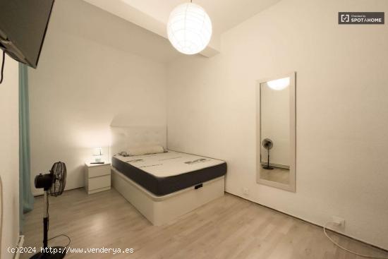  Se alquila habitación en piso de 4 habitaciones en Pedralbes,Barcelona - BARCELONA 