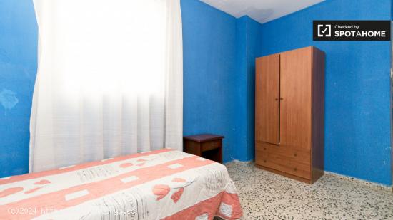 Habitación soleada con armario empotrado en un apartamento de 3 dormitorios, Albaicín - GRANADA