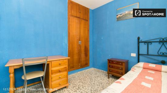 Habitación soleada con armario empotrado en un apartamento de 3 dormitorios, Albaicín - GRANADA