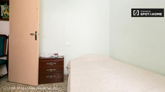 Acogedora habitación con armario independiente en un apartamento de 3 dormitorios, Albaicín - GRAN