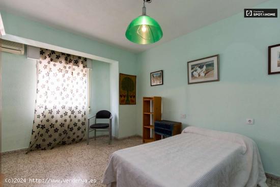  Amplia habitación en apartamento de 3 dormitorios en San Francisco Javier - GRANADA 