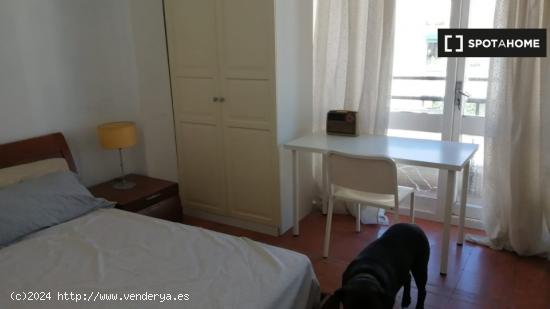 Se alquila habitación en apartamento de 2 dormitorios en Barcelona - BARCELONA