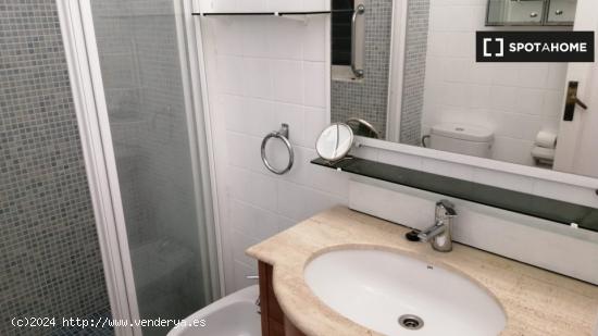 Se alquila habitación en apartamento de 2 dormitorios en Barcelona - BARCELONA