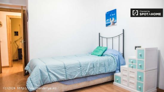 Se alquila habitación ordenada en piso de 5 habitaciones en Algirós - VALENCIA