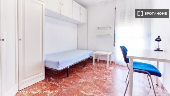 Habitación en piso de 4 dormitorios en Nervión, Sevilla - SEVILLA