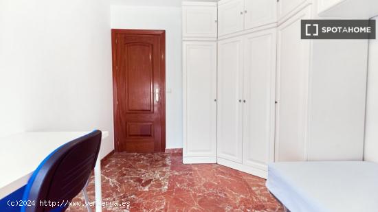 Habitación en piso de 4 dormitorios en Nervión, Sevilla - SEVILLA