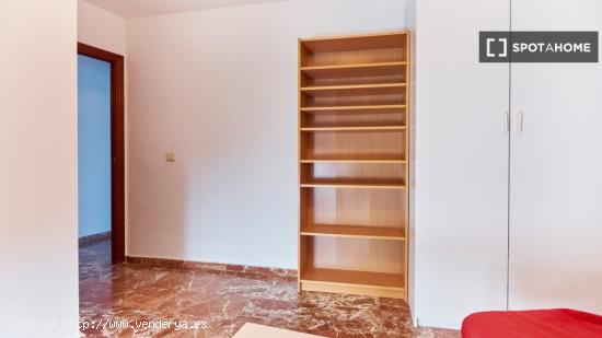 Habitación en piso de 4 dormitorios en Nervión, Sevilla - SEVILLA