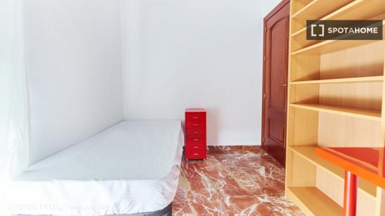 Habitación en piso de 4 dormitorios en Nervión, Sevilla - SEVILLA