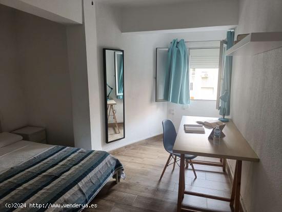  Alquiler de habitaciones en piso de 3 dormitorios en Almería - ALMERIA 