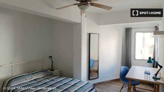 Alquiler de habitaciones en piso de 3 dormitorios en Almería - ALMERIA