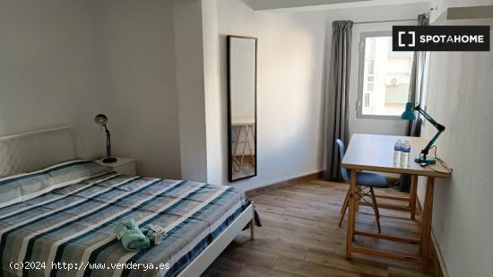 Alquiler de habitaciones en piso de 3 dormitorios en Almería - ALMERIA