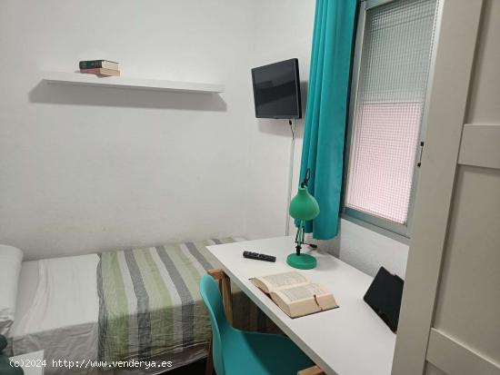  Alquiler de habitaciones en piso de 3 dormitorios en Almería - ALMERIA 