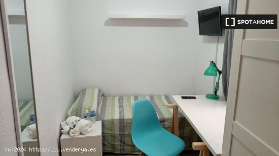 Alquiler de habitaciones en piso de 3 dormitorios en Almería - ALMERIA