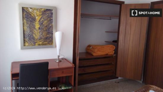 Se alquila habitación en apartamento de 4 dormitorios en Campanar, Valencia. - VALENCIA