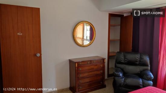 Se alquila habitación en apartamento de 4 dormitorios en Campanar, Valencia. - VALENCIA