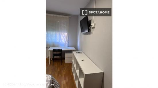 Se alquila habitación en piso de 5 habitaciones en Zaragoza - ZARAGOZA