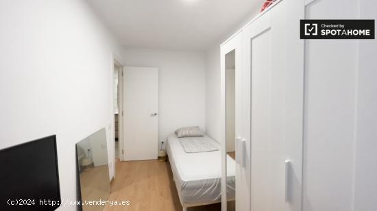 Se alquila habitación en apartamento de 3 dormitorios en Barcelona - BARCELONA