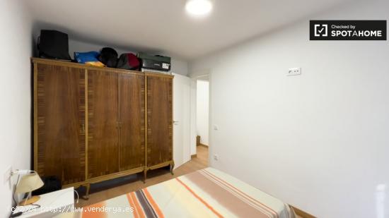 Se alquila habitación en apartamento de 3 dormitorios en Barcelona - BARCELONA