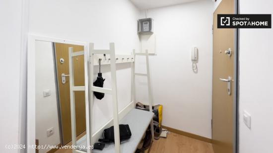 Se alquila habitación en apartamento de 3 dormitorios en Barcelona - BARCELONA