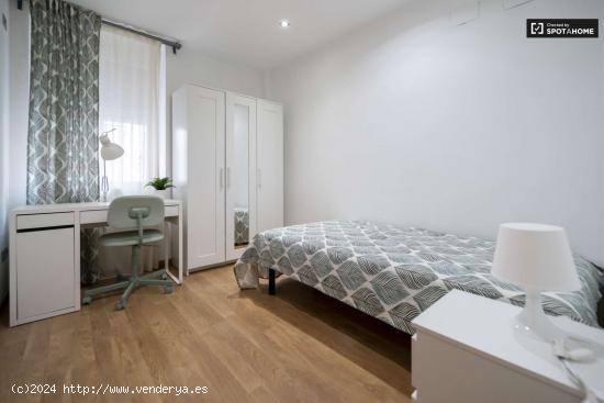  Se alquila habitación en piso de 3 habitaciones en Godella, Valencia - VALENCIA 