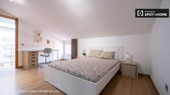 Se alquila habitación en piso de 3 habitaciones en Godella, Valencia - VALENCIA