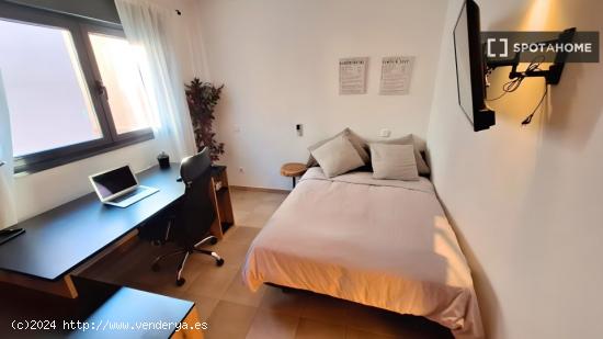 ¡Habitación en alquiler en moderno apartamento de 2 dormitorios en Madrid! - MADRID