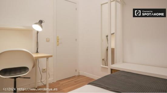 Habitación amueblada en apartamento de 7 dormitorios en Centro, Madrid - MADRID