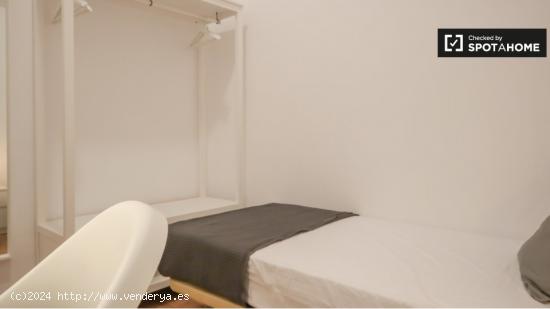 Habitación amueblada en apartamento de 7 dormitorios en Centro, Madrid - MADRID