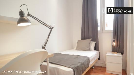 Habitación amueblada en apartamento de 7 dormitorios en Centro, Madrid - MADRID