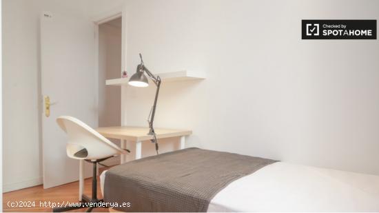 Habitación amueblada en apartamento de 7 dormitorios en Centro, Madrid - MADRID