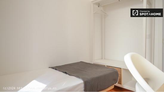 Habitación amueblada en apartamento de 7 dormitorios en Centro, Madrid - MADRID