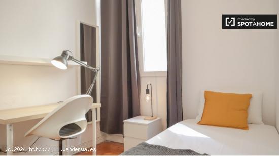 Habitación amueblada en apartamento de 7 dormitorios en Centro, Madrid - MADRID