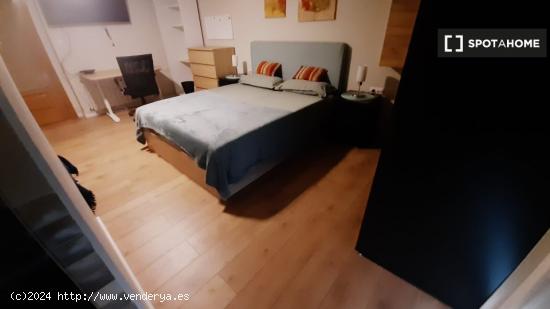 Se alquila habitación con baño privado en piso de 5 dormitorios en Poblats Marítims, Valencia - V