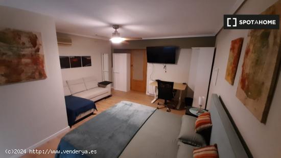 Se alquila habitación con baño privado en piso de 5 dormitorios en Poblats Marítims, Valencia - V