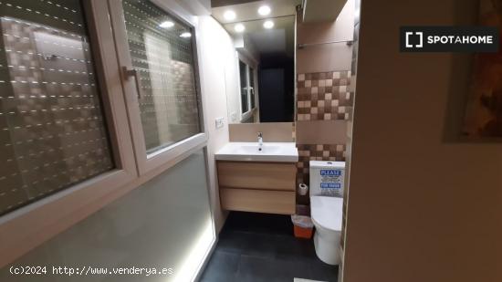 Se alquila habitación con baño privado en piso de 5 dormitorios en Poblats Marítims, Valencia - V