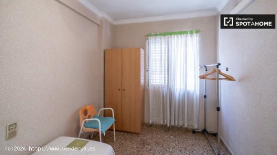 Se alquila habitación en piso de 2 dormitorios en Valencia - VALENCIA