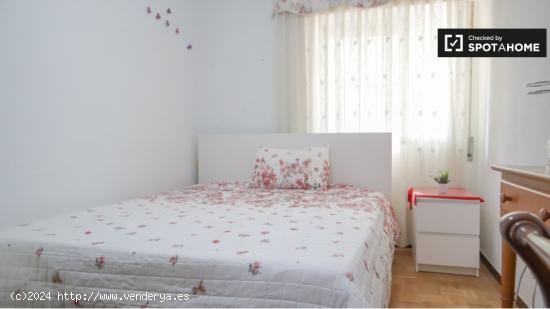 Se alquila habitación en piso de 4 dormitorios en Madrid - MADRID