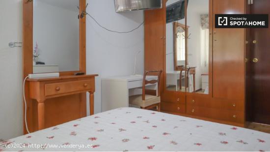 Se alquila habitación en piso de 4 dormitorios en Madrid - MADRID