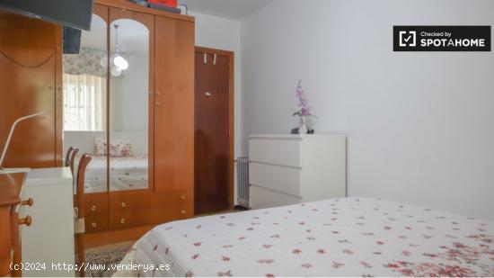 Se alquila habitación en piso de 4 dormitorios en Madrid - MADRID