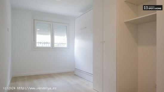  Alquiler de habitaciones en apartamento de 6 dormitorios en Lucero - MADRID 