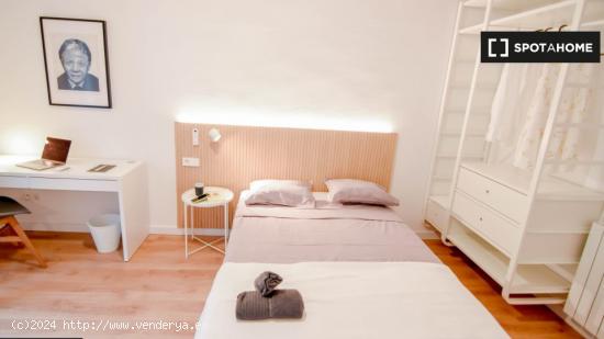 ¡Habitaciones en alquiler en un apartamento de 5 habitaciones en Barcelona! - BARCELONA