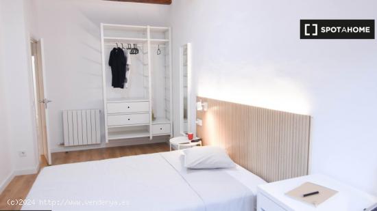 ¡Habitaciones en alquiler en un apartamento de 5 habitaciones en Barcelona! - BARCELONA