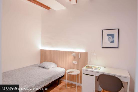  ¡Habitaciones en alquiler en un apartamento de 5 habitaciones en Barcelona! - BARCELONA 