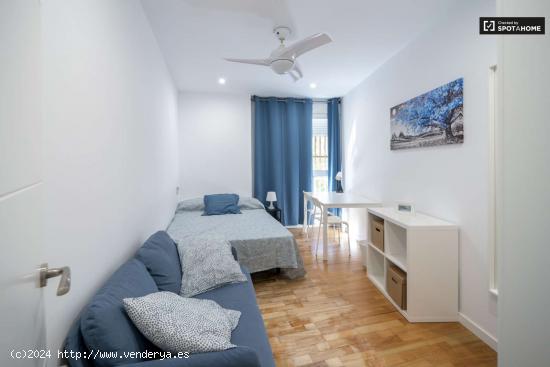  Se alquila habitación en piso de 6 habitaciones en Valencia - VALENCIA 